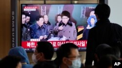 Yon ekran televiazyon montre lide Kore di No a, Kim Jong Un pandan yon emisyon nouvel nan yon stasyon tren nan vil Seoul, Kore di Sid, 2 Nov. 2022. 