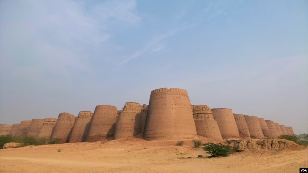 مٹی کی اینٹوں سے تعمیر کردہ &#39;قلعہ دراوڑ&#39; کی دیواروں کی اونچائی 30 میٹر ہے۔