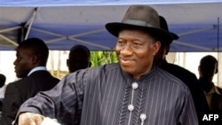 Tổng thống Nigeria Goodluck Jonathan bỏ phiếu tại Otuoke, Nigeria, 16/4/2011