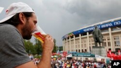 Foto Achiv: Yon fanatik foutbol ap bwe bye nanyon stad Luzhniki a nan Moskou, Larisi. 