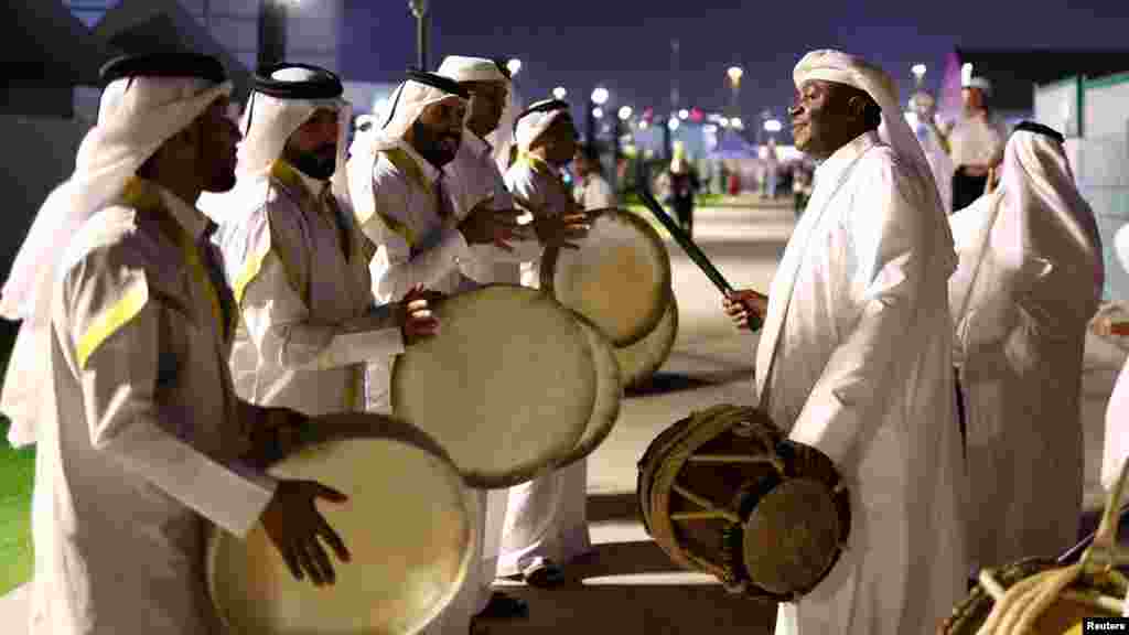 Mizisyen jwe tanbou nan Festival Fanatik FIFA a pou ouveti Mondyal Qatar la, 19 Nov. 2022.