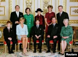 Prens Harry, Diana Prensès Wales, Prens William, Charles, Prens Wales, Rèn Elizabeth II, Wa peyi la Grès Constantine, Dam Susan Hussey, Prensès Alexandra, Natalia Grosvenor, Duchès Westminster epi Seyè Romsey poze pou yon potrè ofisyèl, 9 Mas, 1997.