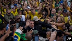 Prezidan Jair Bolsonaro salye patizan li yo nan plaj Copacabana pandan selebrasyon bisantne endepandans peyi a nan Rio de Janeiro, Brezil, Mekredi 7 Sept. 2022. 