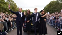 De goch a dwat: Prens Williams, Prens de Gal, Kate Prenses de Gal, Prens Harry epi Meghan, Duchès Sussex la salye piblik la nan Chato Windsor, Angletè, Samdi 10 Sept. 2022. 