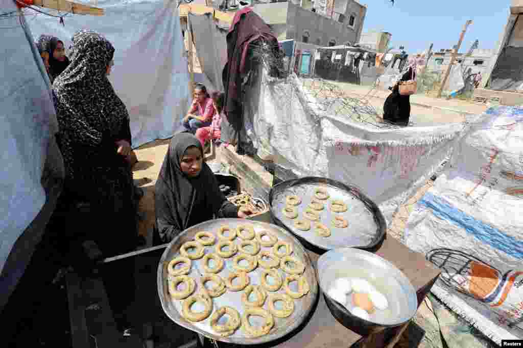 غزہ میں بے گھر فلسطینی عید سے قبل روایتی میٹھا تیار کر رہے ہیں۔