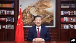 Nan foto sa a ke ajans nouvel Xinhua pataje ak lapres, Prezidan Lachin Xi Jinping pwononse yon diskou nasyonal nan Peken nan okazyon fet joudlan 2024 la. 