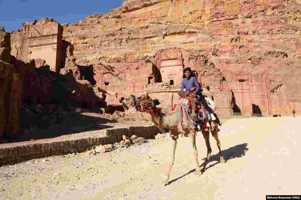 Yaklaşık 2400 yıllık geçmişe sahip Ürdün&rsquo;deki Petra Antik Kenti, gizemiyle ilgi odağı olmaya devam ediyor. Her yıl milyonlarca turistin ziyaret ettiği antik kentin gizemi yıllardır yapılan kazılara rağmen tamamen çözülmedi.