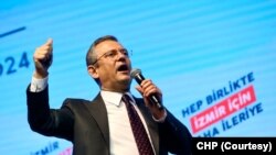 Özel, diğer siyasi parti seçmenlerine CHP adaylarına oy vererek “taban ittifakı” kurmaları çağrısı yaptı.