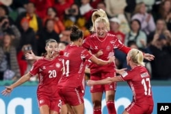 Danwaz Amalie Vangsgaard (mitan) selebre apre li finn make gol ki ranpote match ouveti Dannmark nan Gwoup D a nan Mondyal Foutbol Feminin FIFA a kont Lachin nan Perth, Ostrali, 22 Jiye, 2023.