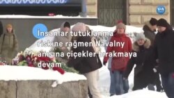 İnsanlar tutuklanma riskine rağmen Navalni anısına çiçekler bırakmaya devam ediyor