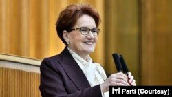 İYİ Parti’de, 14 Mayıs ve 28 Mayıs’taki seçim yenilgileriyle birlikte Haziran ayındaki parti kongresinde Meral Akşener’in liderliğini pekiştirmesine rağmen farklı gerekçelerle tepki istifaları yaşanıyor.