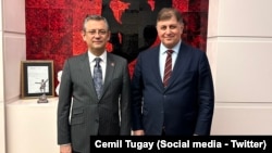 CHP'den İzmir Büyükşehir Belediye Başkanlığına aday gösterilen Cemil Tugay adaylığının kesinleşmesinin ardından CHP lideri Özel’le çekildiği bir fotoğrafı X hesabından paylaştı.