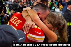 Jwe Kansas City Chiefs Travis Kelce selebre ak menaj li chantez Taylor Swift apre ekip li ranpote la viktwa sou San Francisco 49ers nan Super Bowl LVIII nan Las Vegas, Nevada, 11 Fevriye 2024.