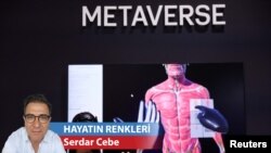 Meta fiziki mal ve hizmetleri, verse de onun tam tersi sanal bir gerçekliği temsil ediyor, metaverse dünyasında. İki kelimenin birleştirilmesi yeni uçsuz bucaksız bir evren çıkardı karşımıza