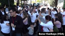 Konak Belediyesi’ne bağlı Engelsiz Yaşam Köyü’nde yapılan etkinlikte, Down Sendromlu çocuklar, vals ve zeybek gösterisi sundu. Diğer zihinsel engel türlerinden çocuklar da çalınan müzikler eşliğinde dans ederek eğlendi.