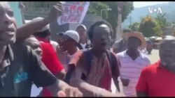 Manifestan Oganizasyon Popilè Ayisyen Plante Pikèt yo Devan Anbasad La Frans pou Mande Demisyon PM Ariel Henry 