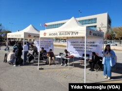 AYM karşısındaki Ahlatlıbel Parkı’nın girişinde basın meslek örgütleri davetiyle gazeteciler, sabah saatlerinden itibaren “hatalı bilgiyi alenen yayma” suçu ve bu suçlamayla gazetecilere baskı uygulanmasına karşı “sessiz basın nöbeti” protestosuna başladı.