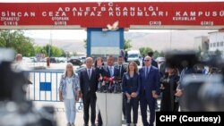 CHP lideri Özel, duruşmaya verilen arada basın mensuplarına açıklama yaptı.