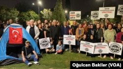 İzmir'de 3 yıl önce 117 kişinin hayatını kaybettiği depremin mağdurları taleplerinin karşılanmadığı gerekçesiyle protesto eylemi düzenledi