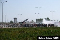 İncirlik Hava Üssü’ne girmeye çalışan kalabalığa polis biber gazı ve tazyikli su ile müdahale etti.