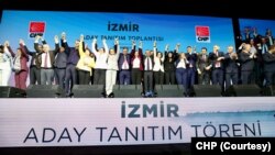 CHP lideri Özgür Özel İzmir Büyükşehir ve ilçe belediye başkan adaylarını tanıttı. 