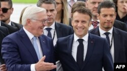 Fransa Cumhurbaşkanı Emmanuel Macron ve Almanya Cumhurbaşkanı Frank-Walter Steinmeier, Alman Anayasası'nın 75. yıldönümü münasebetiyle düzenlenen "Demokrasi Festivali"ne katıldı.