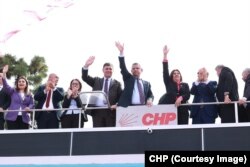 CHP lideri Özgür Özel, yerel seçimlere 7 gün kala İzmir'in çeşitli ilçelerinde mitingler düzenledi