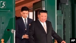 Nan foto sa a ke gouvene rejyon es Primorsky Krai la, Oleg Kozhemyako pibliye sou rezo Telegram 12 Sept. 2023, lide Kim Jong Un desann tren li an apre li rive Larisi. 