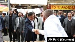 AK Parti İzmir Büyükşehir adayı Hamza Dağ seçim çalışmasında.