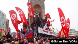 1 Mayıs’ın resmi bayram ilan edildiği 2009’da, sabah saatlerinden itibaren devam eden engelleme öğlen kaldırılmış, bir grup Taksim Cumhuriyet Anıtı’na çıkmıştı- ARŞİV