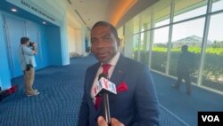 Premye Minis Sen Vensan ak Grenadin yo, Dr. Terrance Drew pale ak VOA Kreyol nan Nassau, Bahamas, kote rankont lide CARICOM yo ap dewoule, 17 Fevriye, 2023.