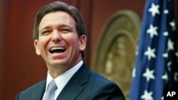 Foto Achiv: Gouvene eta Florid Ron DeSantis reyaji pandan yon diskou devan palman eta a nan Tallahassee, 7 Mas, 2023. 