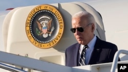 Prezidan Joe Biden rive Delaware abo avyon prezidansyel Air Force One nan New Castle, 12 Avril 2024. 