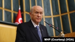 MHP Genel Başkanı Devlet Bahçeli, “Halk TV ve CHP ayağınızı denk alın; dört soytarı muhabirle MHP'yi sorgulayamazsınız, sorgulatmayız” dedi.