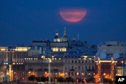 Rusya'nın St. Petersburg şehrinde Süper Ay görüntüsü.