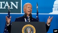 Biden'ın, uluslararası ittifakın küresel güvenlik sorunlarını değerlendirdiği yıllık zirvenin bitiminde düzenlediği bu basın toplantısına ilgi büyüktü. Biden'ın sekiz ay sonra tek başına düzenlediği ilk basın toplantısında bu görevi sürdürüp sürdüremeyeceği sıkça sorgulandı.