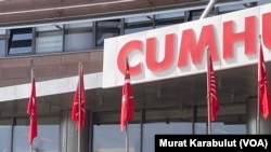 Cumhurbaşkanı Erdoğan'ın gelişi öncesinde CHP Genel Merkezi'ne, devlet protokolü uyarınca göndere, üzerinde Cumhurbaşkanlığı Forsu bulunan bayrak çekildi.