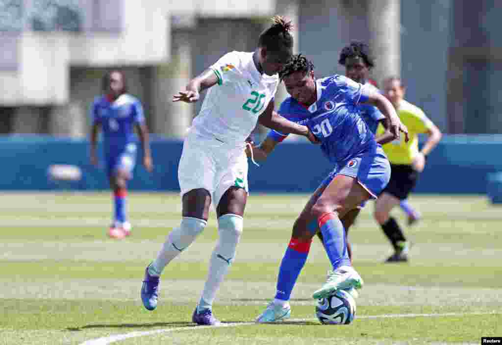 Jwez Senegal Korka Fall ak Ayisyen Kethna Louis pandan match Senegal - Ayiti a nan stad North Harbour, nan vil Auckland, La Nouvel Zeland, 18 Fevriye 2023. 