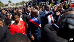 Foto Achiv: Prezidan Jovenel Moise mache ak madanm ni Martine pou al nan Pale Nasyonal la apre envestiti li nan Potoprens, 7 Fevriye 2017. 