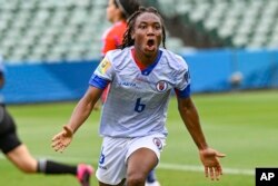 Melchie Dumornay selebrea apre premye gol seleksyon nasyonal Ayiti nan match kalifikasyon pou Mondyal foutbol FIFA a kont Chili nan vil Auckland, La Nouvel Zeland, Mekredi 22 Fevriye, 2023.