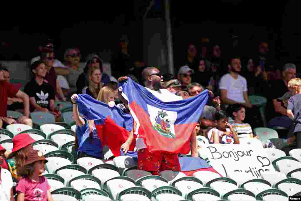 Fanatik Ayiti nan stad North Harbour kote seleksyon nasyonal Ayiti tap jwe kont Senegal nan faz eliminatwa Koup di Mond la nan vil Auckland, La Nouvel Zeland, 18 Fevriye 2023. 