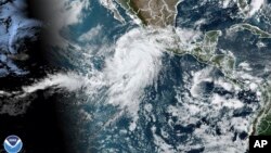 Imaj satelit kapte a 10:50am EDT Jedi 17 Out 2023, ke NOAA pataje ak Lapres montre ouragan Hilary tou pre kot Pasifik peyi Meksik. 