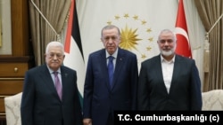 26 Temmuz 2023 - Cumhurbaşkanı Erdoğan, Türkiye'ye resmî ziyarette bulunan Filistin Devlet Başkanı Mahmud Abbas ve Hamas Siyasi Büro Başkanı İsmail Heniyye ile Cumhurbaşkanlığı Külliyesi'nde