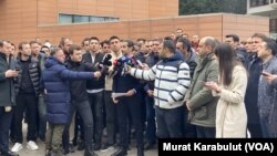 Hakemler Arda Kardeşler ve Mete Kalkavan, meslektaşları Halil Umut Meler'in tedavi gördüğü hastane önünde basın açıklaması yaptı.