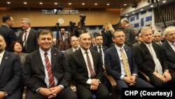 Soyer yeniden aday gösterilmemesinin ardından CHP’de aday belirleme sürecine yönelik itirazlarda bulunmuş, CHP genel merkezini yaptırdığı anketlerde objektif davranmamakla suçlamıştı.