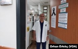 TTB üyesi Opr. Dr. Ramazan Sürücü, İsrail'in Gazze saldırılarını kınamak için yakasına siyah kurdele taktı