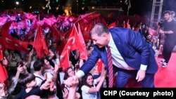 CHP İzmir adayı Cemil Tugay, kutlamada yaptığı konuşmada “Halk kazandı, İzmir kazandı. Biliyoruz ki yıkılacak bir iktidar var” dedi.