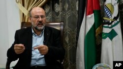 Ali Barakeh, yon manm lideship ann egzil Hamas la, pandan yon entevyou ak Associated Press nan Beirout, Liban, 9 Oktob, 2023. 