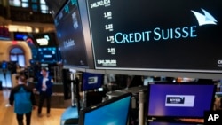 Yon afich ki gen non Credit Suisse make sou li sou pis Mache Labous Nouyok la (New York Stock Exchange) nan Nouyok, 15 Mas, 2023. 