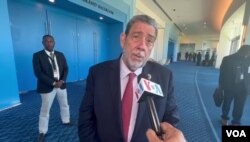 Premye Minis Sen Vensan ak Grenadin yo, Ralph E. Gonsalves, pale ak VOA Kreyol pandan rankont CARICOM nan nan Nassau, Bahamas, 17 Fevriye 2023.